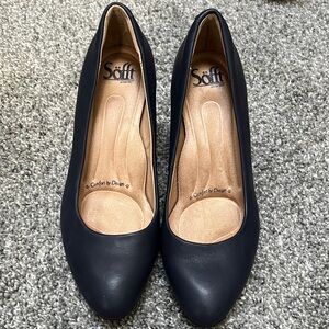 Women's navy Pumps. Sofft